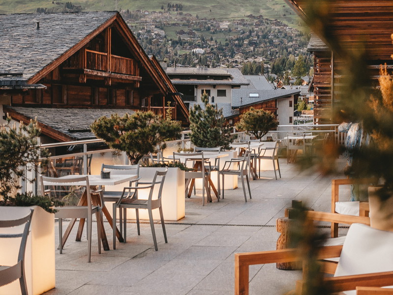 Das Luxushotel «W Verbier» liegt auf 1530 Meter über dem Meer inmitten der Walliser Berge.