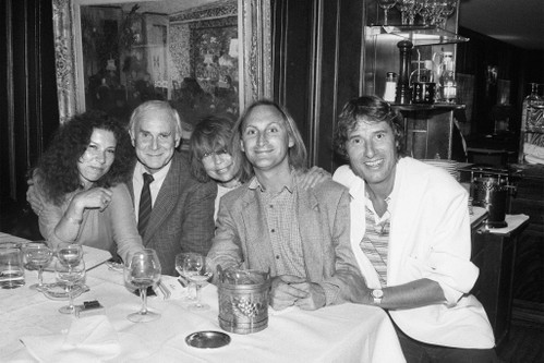 Illustre Runde: Die Schauspielerin Evelyn Hamann, ihr langjähriger Film- und Bühnenpartner Loriot mit seiner Ehefrau Romi, Otto Waalkes und Udo Jürgens (v.&nbsp;l.) im Sommer 1985 in der »Kronenhalle«.
