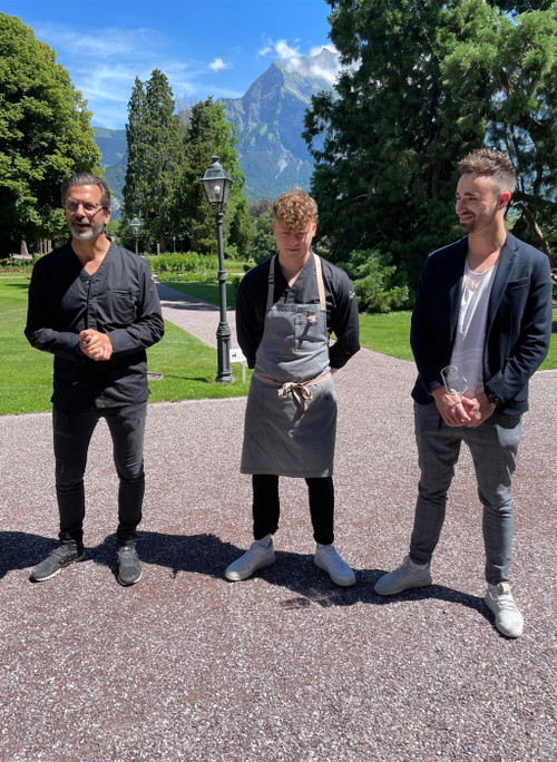 Andreas Caminada mit dem neuen «Igniv»-Chefkoch Joël Ellenbergerund Silvio Germann