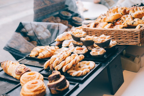 Die Äss-Bar bietet Backwaren vom Vortag an, die so nicht im Abfall der Bäckereien landen, sondern im besten Fall in einem Picknick-Korb.