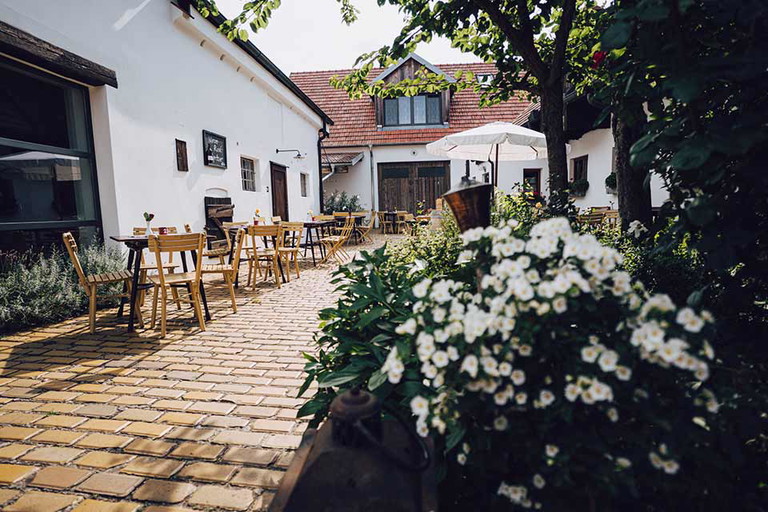 »Artner« in Höflein.