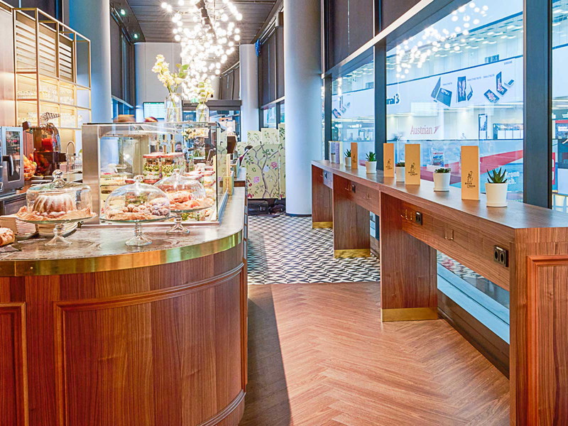 Das Airport-Café ist direkt im Eingangsbereich der Abflughalle des Terminal 3 am Wiener Flughafen  gelegen.
