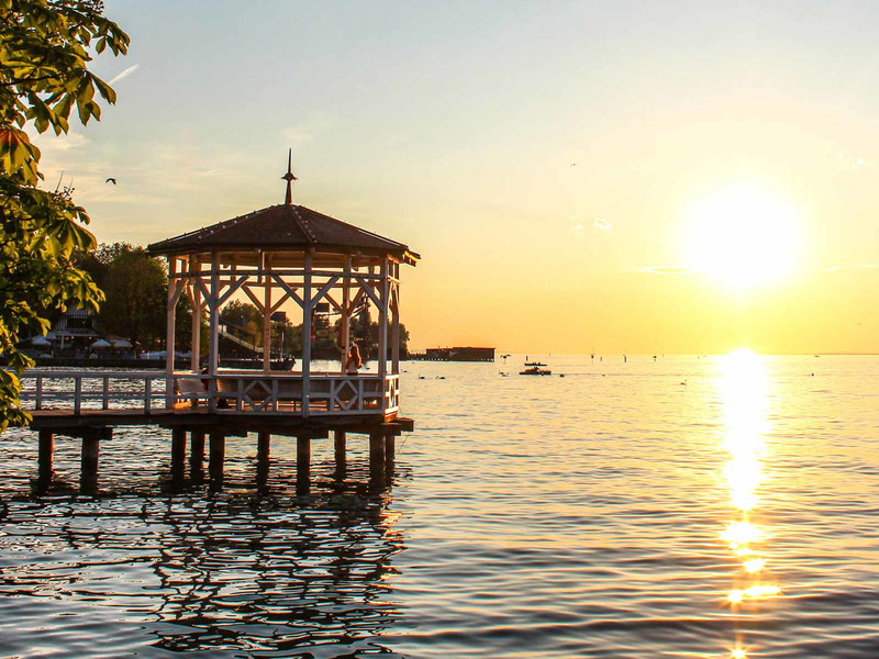 Sonnenuntergang an der Bregenzer Seepromenade