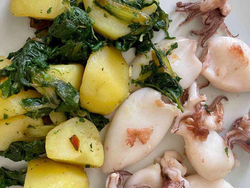 Kroatische Spezialität: Gegrillte Calamari mit gekochten Kartoffeln und Mangold