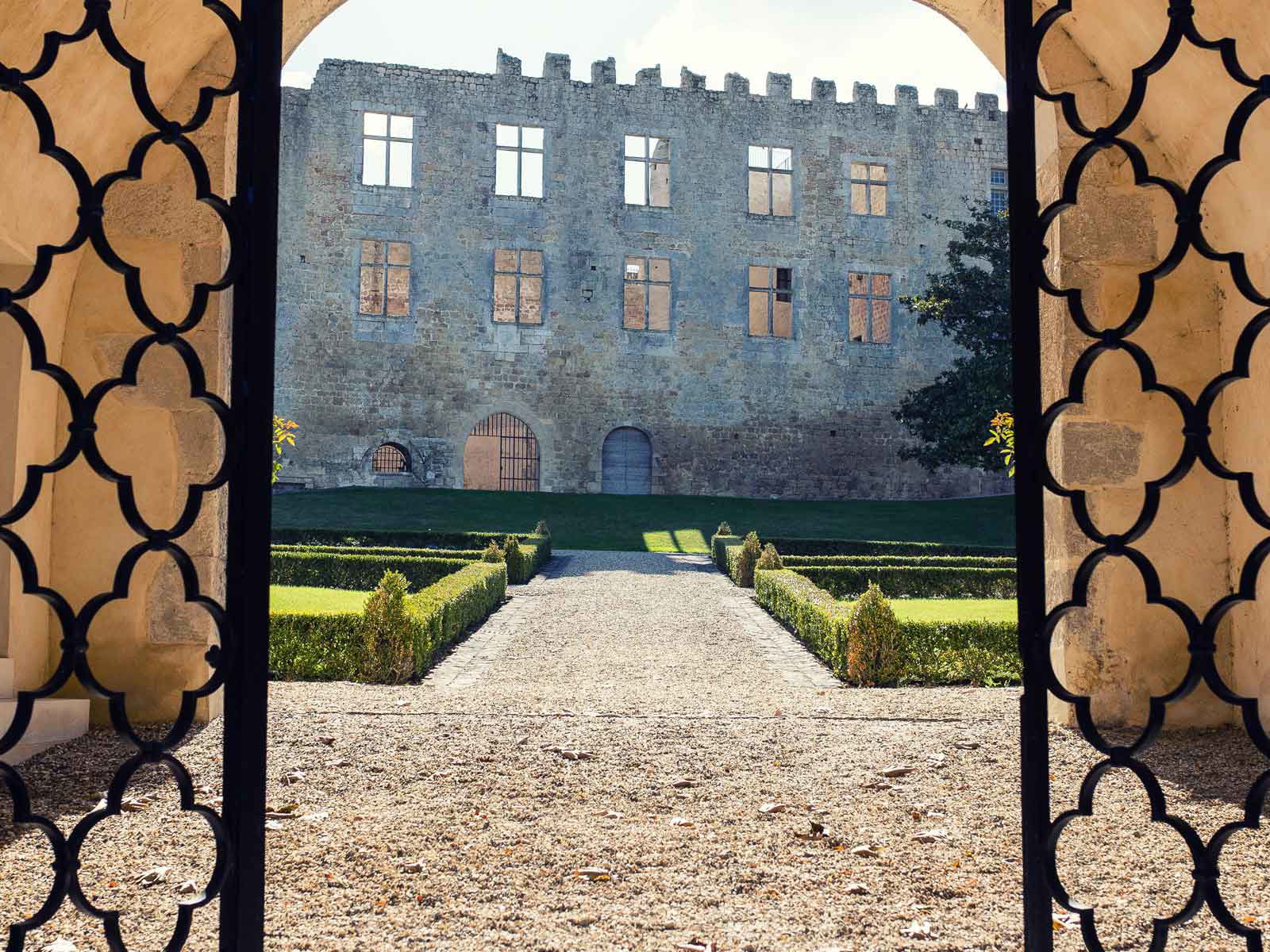 Iron gates opening onto a view of Château de Fargues&nbsp;