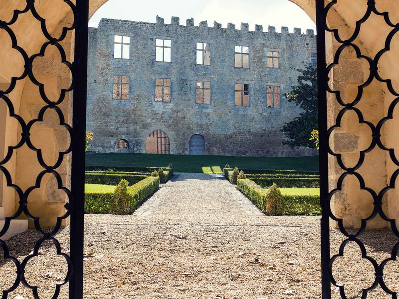 Iron gates opening onto a view of Château de Fargues&nbsp;