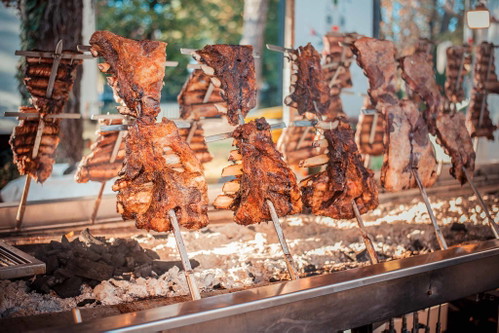 Südamerika:&nbsp;Der Schlüssel für das Garen großer Stücke (zum Beispiel Rinderrippen) liegt in der Temperatur-kontrolle: Die Hitze darf nicht zu groß sein. Deshalb sind für Asado schräg oder senkrecht stehende Roste in Kreuzform populär, an denen das Fleisch befestigt wird. Das Fett zeigt zum Feuer, um das Fleisch umso schonender zu garen.