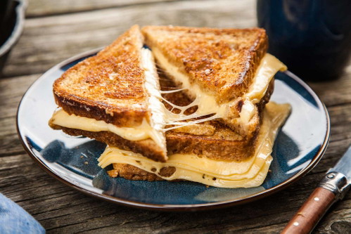 Südafrika:&nbsp;Für Braaibroodjies bestreicht man Toast mit Butter und belegt eine Scheibe mit klein geschnittenen Paradeisern und Zwiebeln, bestreicht die andere mit Zwiebelchutney und legt Käse darauf. Zum Beispiel Cheddar, Brie würde aber auch gehen. Wie überhaupt fast alles geht, auch Bacon oder ein Spiegelei. Die zusammengeklappten Toasts über runtergebrannter Kohle so lange grillen, bis der Käse geschmolzen ist.