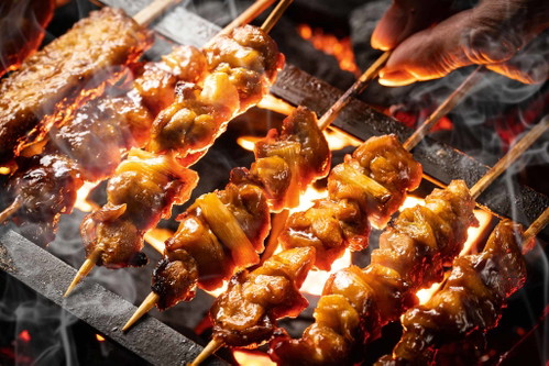 Die Yakitori-Spieße mit mariniertem Hühnchen haben es als Exportschlager in viele Länder geschafft.&nbsp;