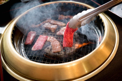Zartes Vergnügen: Yakiniku, dünn aufgeschnittenes, gegrilltes Rindfleisch, in diesem Fall vom kräftig marmorierten Hida-Rind.