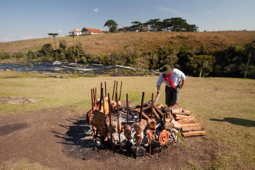 Charakteristisch für Asado: mächtige Fleischstücke, die senkrecht gegrillt werden.