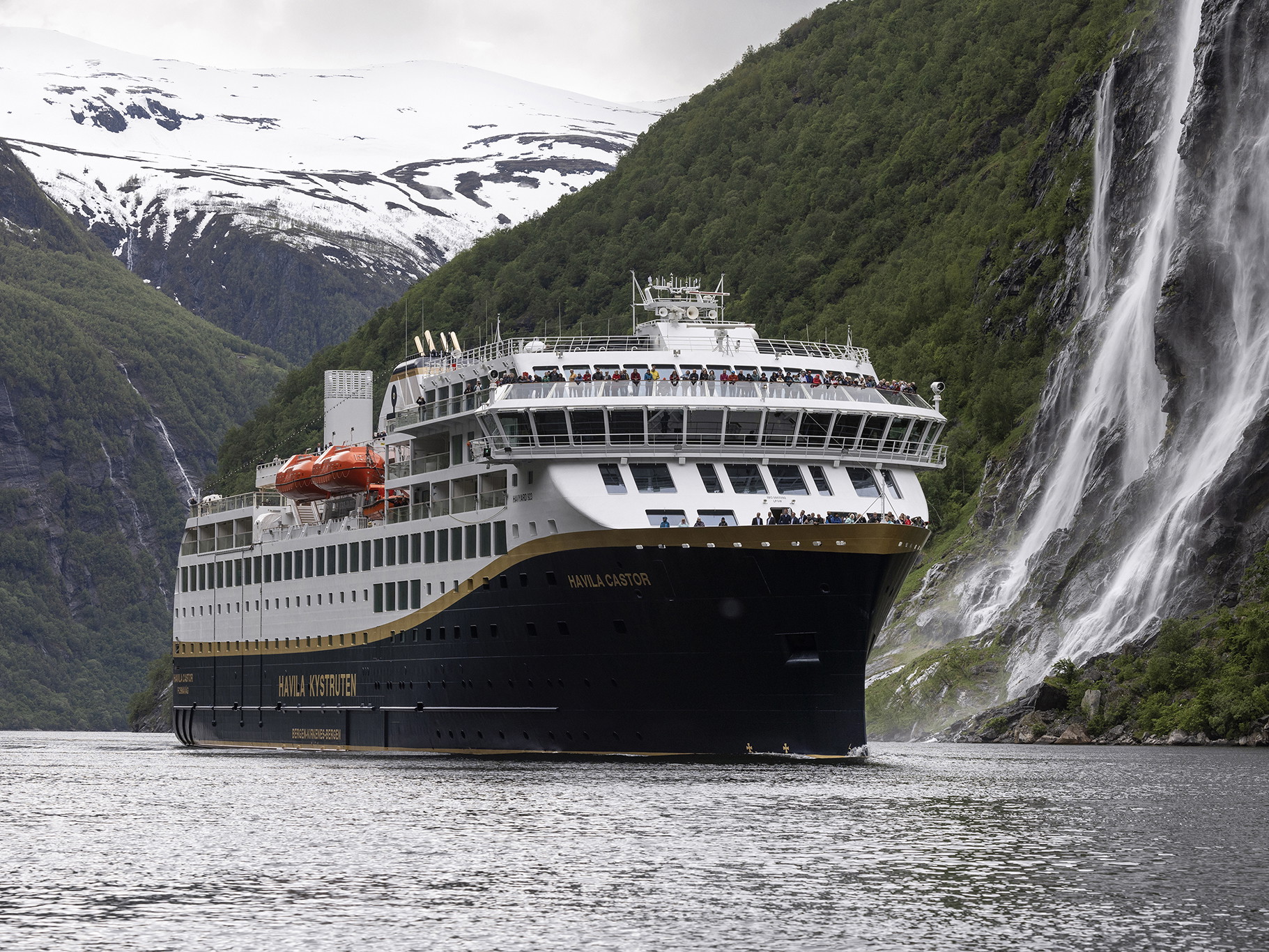 Die Havila Castor auf klimafreundlicher Fahrt im Fjord.