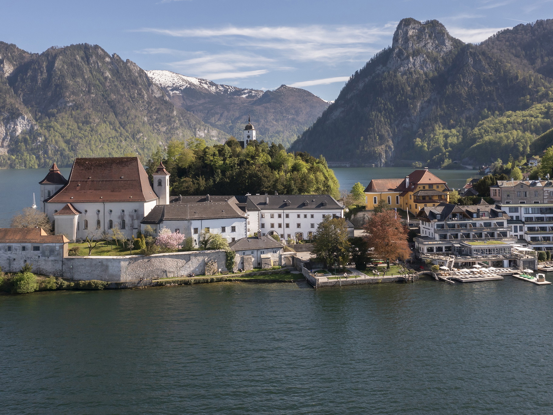 Das Traunsee liegt in Traunkirchen direkt am See.
