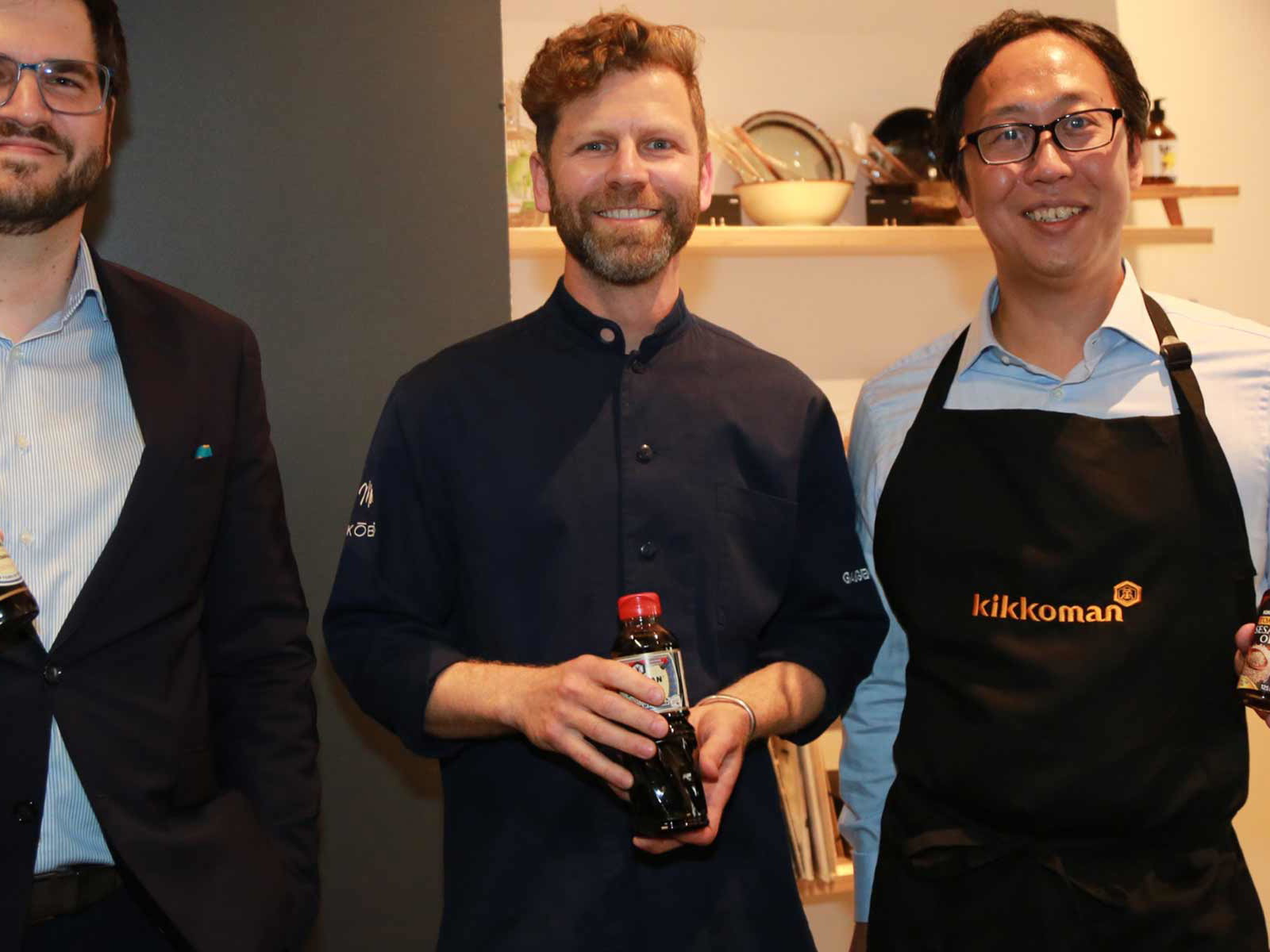 Kikkoman Sesamöl Launch im »Mochi Kobo«: Manuel Kaiser (Importhaus Schenkel) Eddi Dimant (Mochi) und Taku Miyazaki (Kikkoman) v.l.