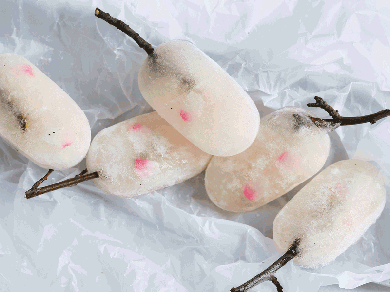 Das Kirschblüteneis wird aus duftigem Weisswein und rosa Kirschblüten gemacht.