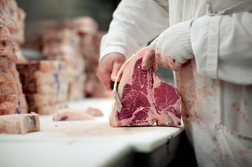 Das Fleisch bei »Luger's« ist handverlesen und darf in eigenen, riesigen Dry-Aging-Räumen reifen, bis der perfekte Zeitpunkt zur Weiterverarbeitung erreicht ist.&nbsp;