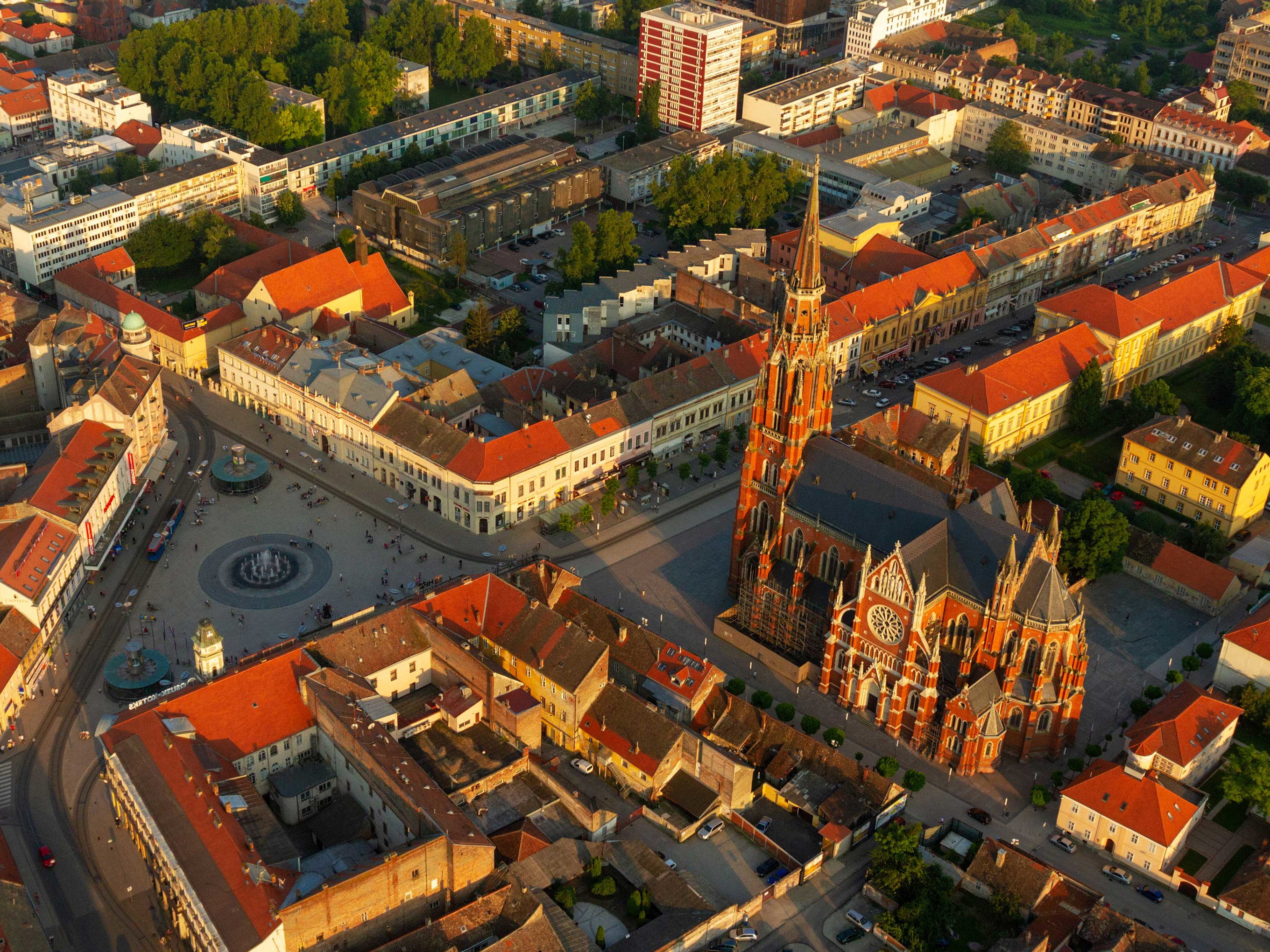 Die Kathedrale Peter und Paul steht direkt im Zentrum der Stadt Osijek.
