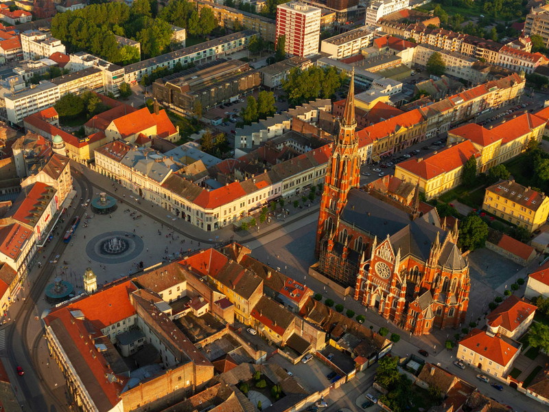 Die Kathedrale Peter und Paul steht direkt im Zentrum der Stadt Osijek.