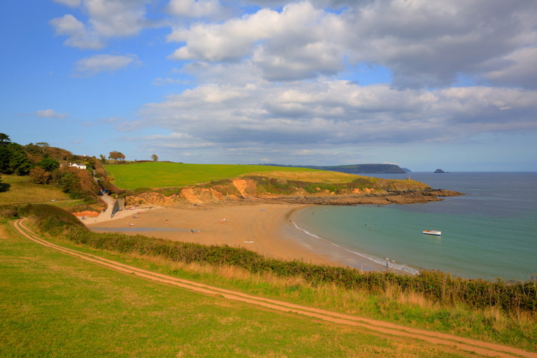 Porthcurnick is popular with&nbsp;kayakers and paddleboarders
