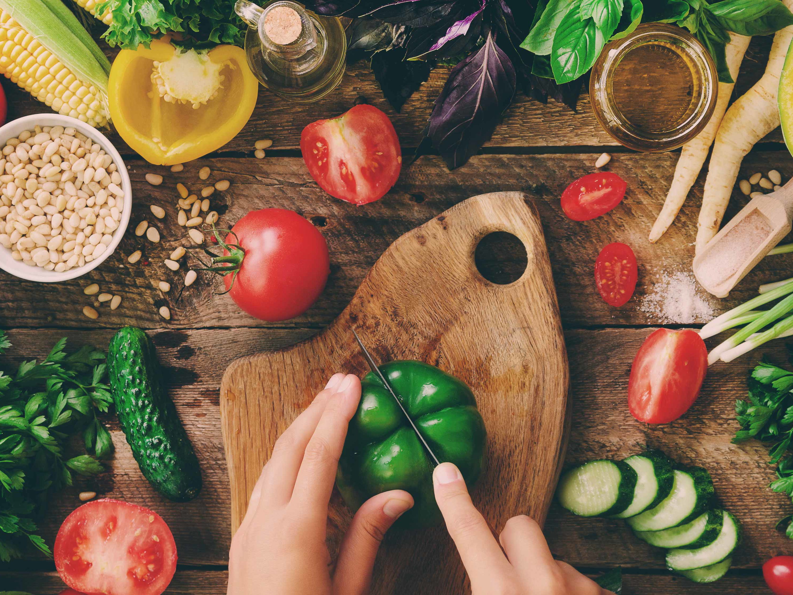 Immer mehr Menschen ernähren sich rein pflanzlich und dies hat so einige gesundheitliche Vorzüge.