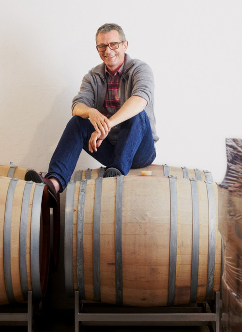 Valentin Schiess baut die Trauben für seine Weine mitunter in Jenins an. Nach der Ernte bringt er sie nach Basel zu Kelterung und Ausbau in seiner «Urban Winery».