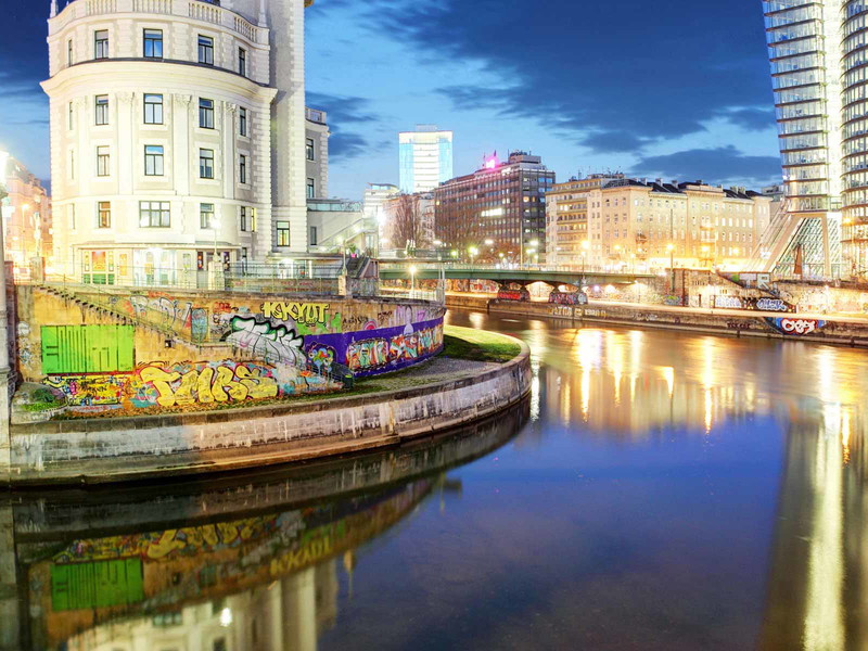 Am Donaukanal kann mit einzigartigem Ausblick diniert werden.