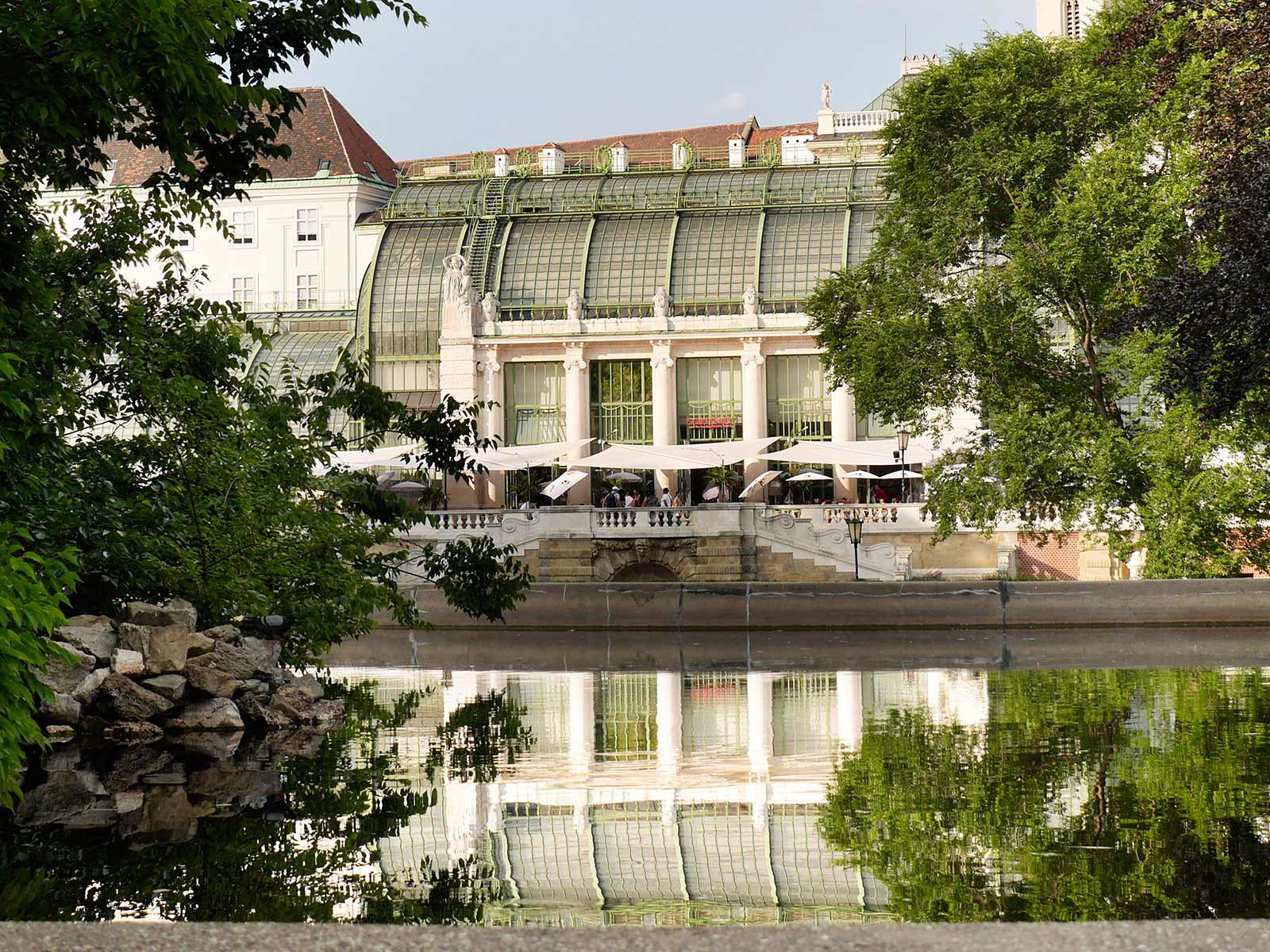 Das Palmenhaus im Burggarten bietet Genuss im Grünen mitten in der Stadt.