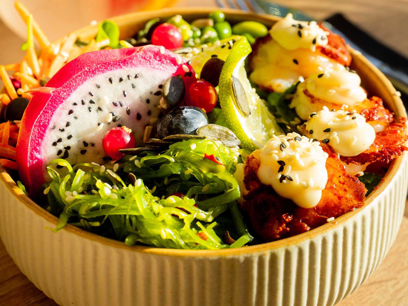 Ein absoluter Hingucker – die »Dragon Bowl« mit Garnelen, süßer Chili-Aioli und Wakame-Gurken-Salat von »Good Food« im Mediapark.