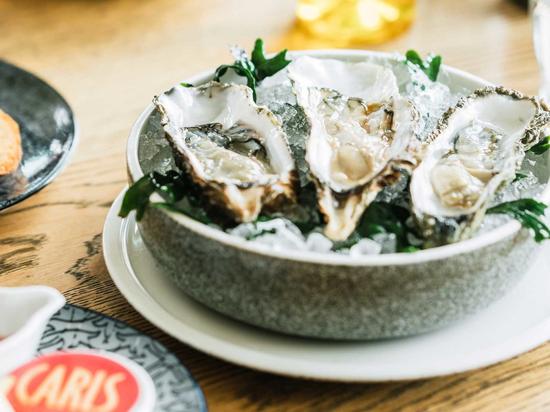 Wattenmeeraustern und Brasserieküche: »Carls« in Travemünde.