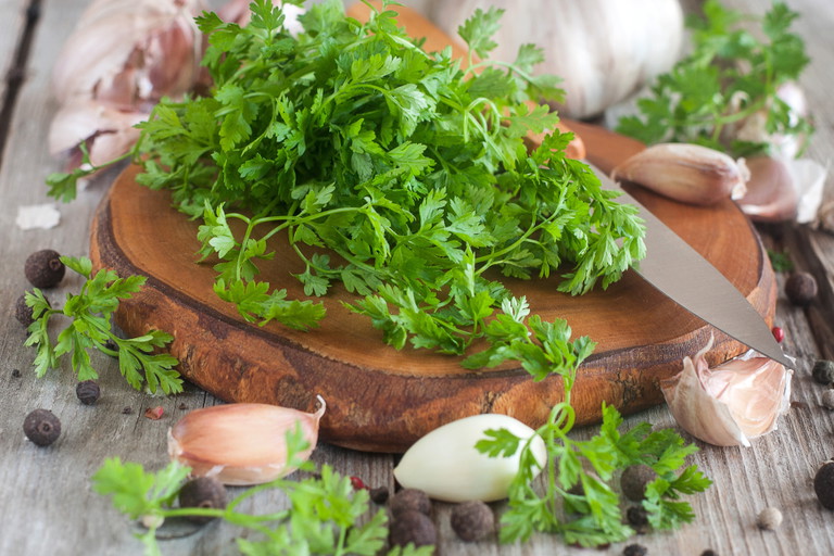 Chervil looks similar to flat leaf parsley but with a finer stem.&nbsp;