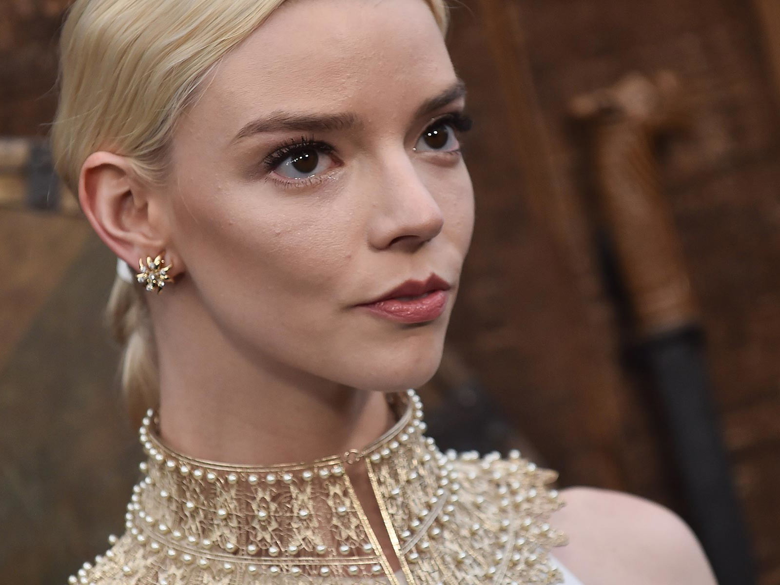 Anya Taylor-Joy spielt mit Ralph Fiennes in »The Menu«.