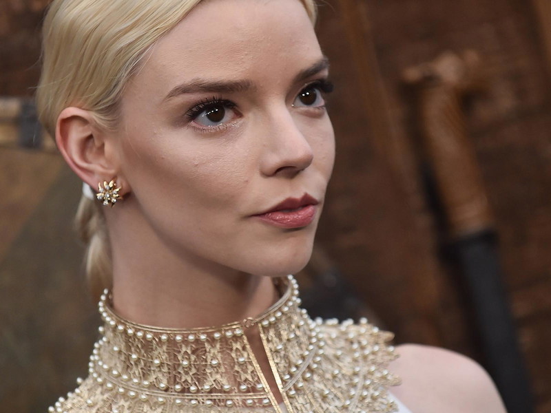 Anya Taylor-Joy spielt mit Ralph Fiennes in »The Menu«.