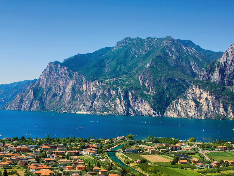 Am Nordufer bei Torbole gibt sich der Gardasee noch richtig alpin. Hier gedeihen knackige Weiße.