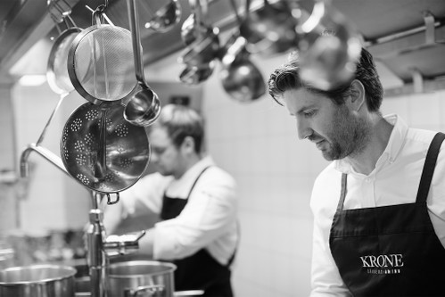 James Baron in der Küche des Restaurants «La Chavallera»