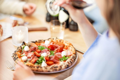 Im «Più» in Zug gibt es feine Pizza.