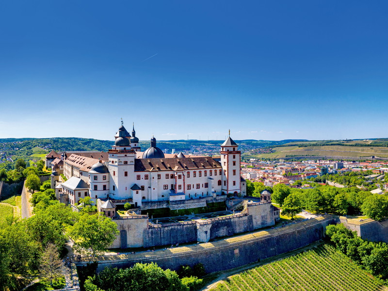 Würzburg ist das geistliche, weltliche und weinbauliche Oberzentrum am Main.
