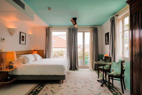Das »Hôtel Amour à la plage« punktet mit gemütlichen Zimmern und einem eigenen Strandzugang.