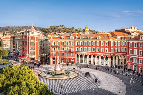 Die Place Masséna mit ihrem&nbsp;venezianischen Flair ist der perfekte Ausgangspunkt für Sightseeing oder eine Shoppingtour: Hier findet man unter anderem das Luxuskaufhaus Galeries Lafayette.