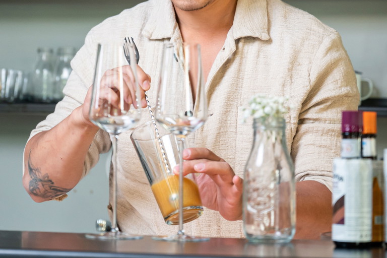 Kan Zuo («The Sign Lounge», Wien) ist bekannt für Neuinterpretationen klassischer Drinks. Sein fermentierter Miso-Pfirsich-Cordial (Rezept rechts unten)&nbsp;sorgt für Bellini-Genuss im Handumdrehen.