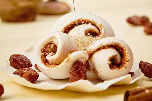 Salzburger Schaf. Im Eissalon der Familie Eisl werden aus bester Schafmilch des Seeguts Eisl am Wolfgangsee köstliche Kompositionen. Mit Honig zum Beispiel.