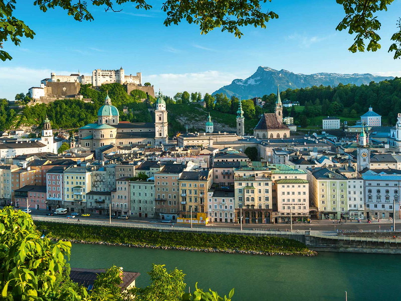 Traumblick. Vom Kapuzinerberg schaut man auf die schöne Stadt und hinein ins herrliche SalzburgerLand.