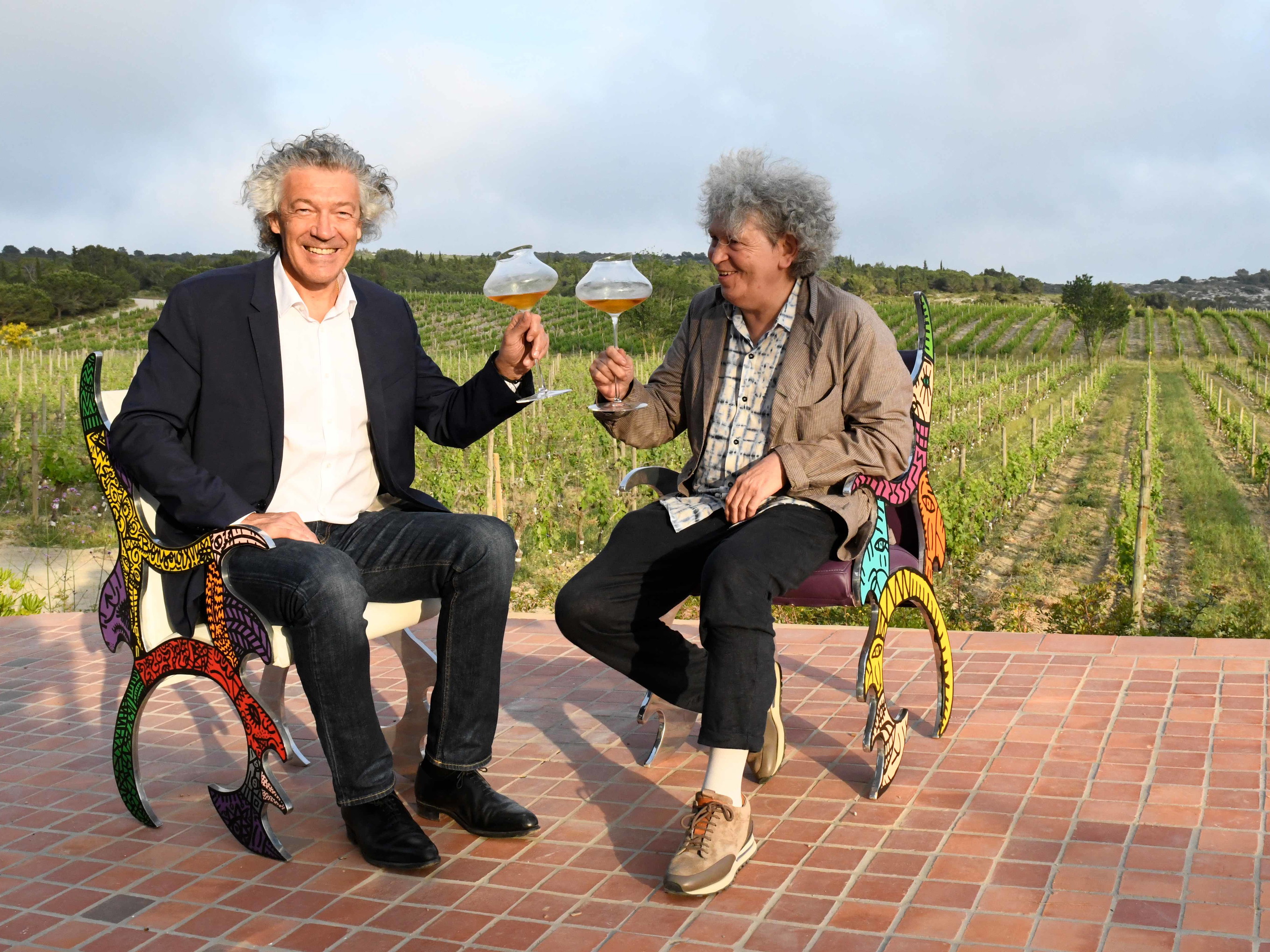 Zwei Visionäre: Der Winzer Gérard Bertrand&nbsp;und der Künstler Robert Combas geniessen gemeinsam.