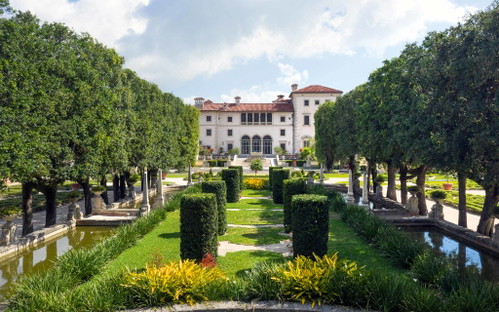 Old&nbsp;stately charm at&nbsp;the Villa Vizcaya estate.