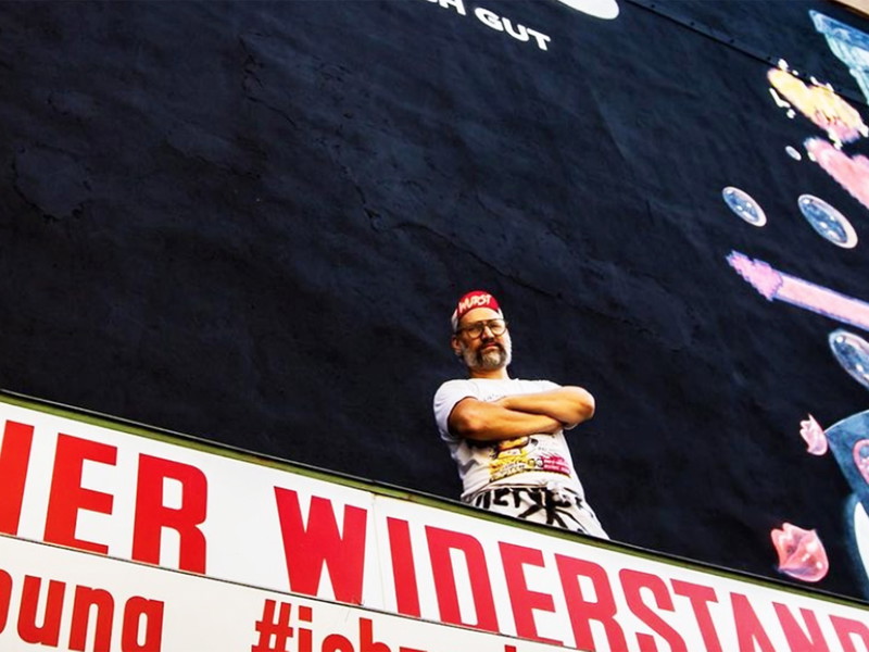 Mike Lanner kämpft gegen die Coca-Cola-Werbung im 8. Bezirk.