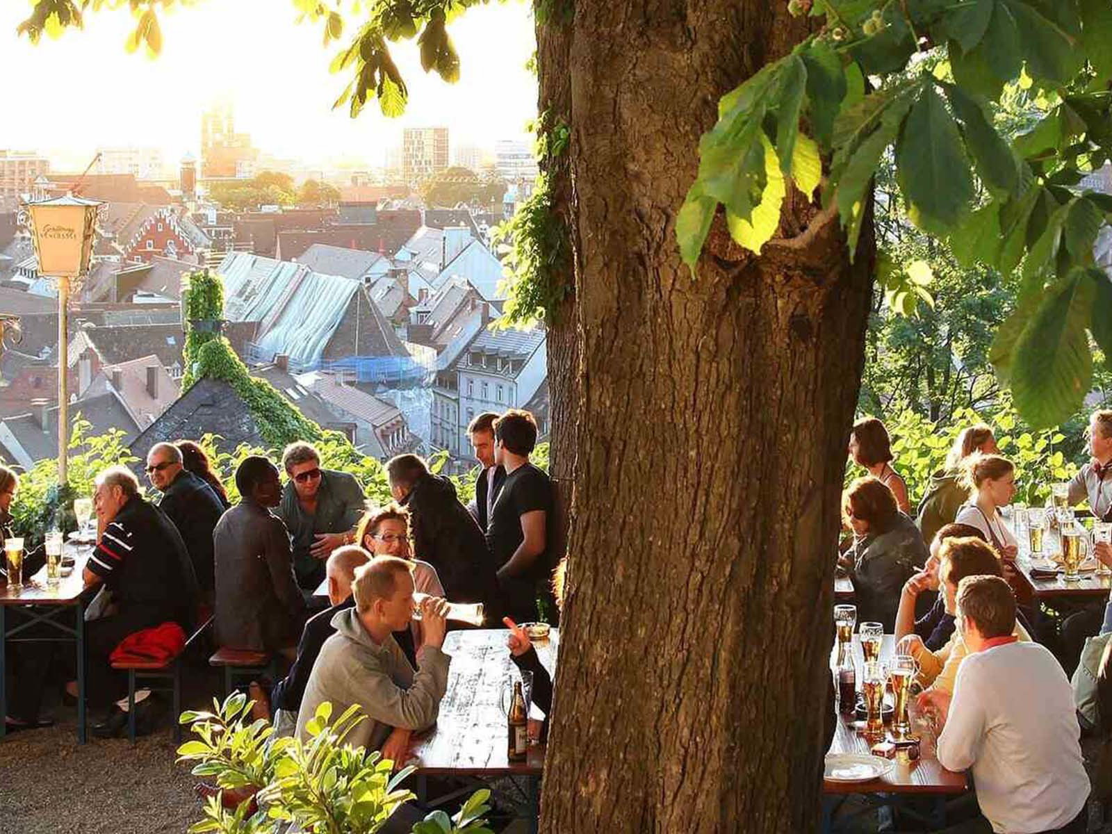 In Freiburgs Kastaniengarten lassen sich neben kaltem Bier einzigartige Sonnenuntergänge genießen.