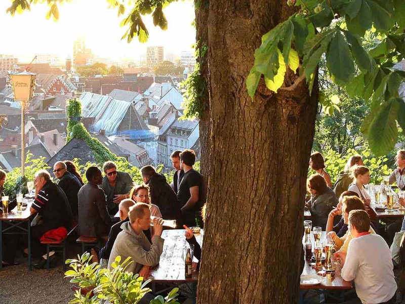 In Freiburgs Kastaniengarten lassen sich neben kaltem Bier einzigartige Sonnenuntergänge genießen.