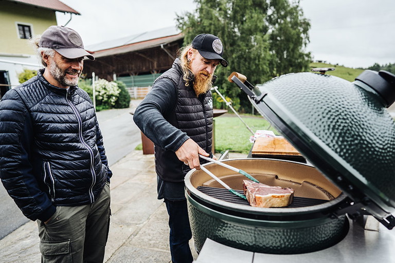 Ludwig Maurer und Heiko Antoniewicz in ihrem Element – am Grill.