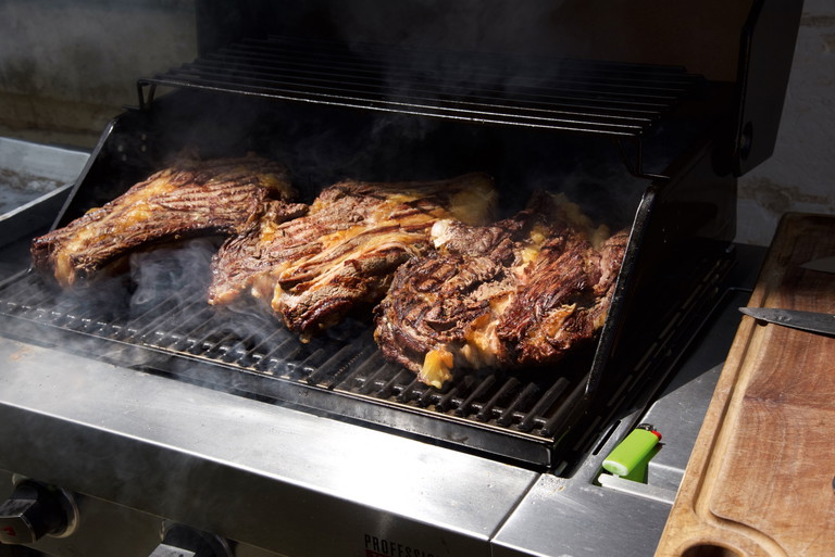 Mächtiges Côte de Bœuf zählt zu den begehrten Zutaten auf französischen Grills – inklusive schmackhaftem Fettrand.