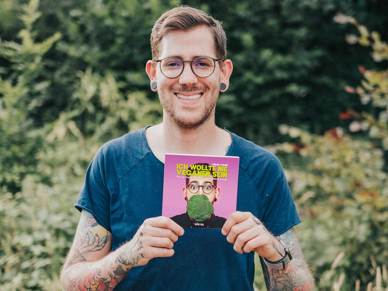 Autor Philipp Steuer mit seinem Werk.
