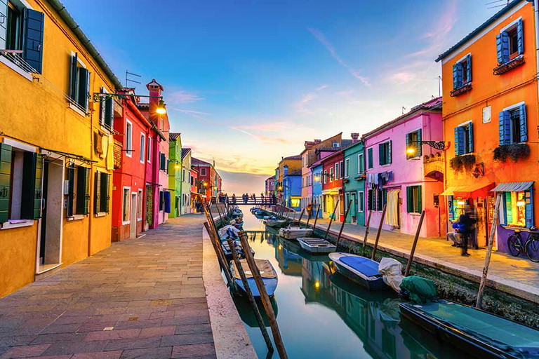 «Via Baldassarre Galuppi» in Burano, Italien.